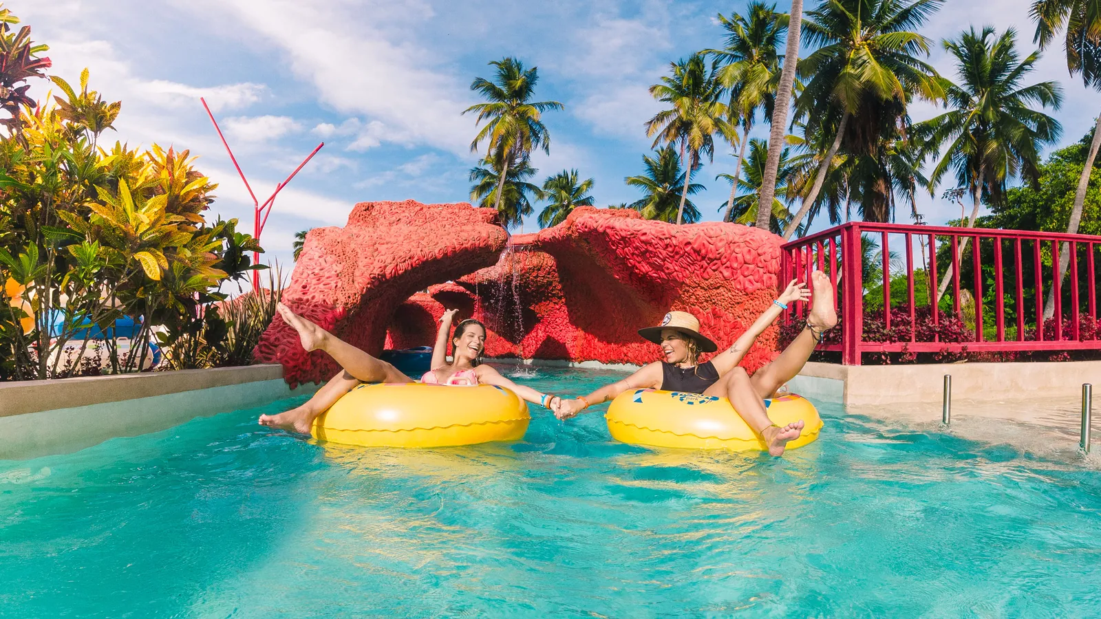 Amigas em boias no rio lento do Acqua Park