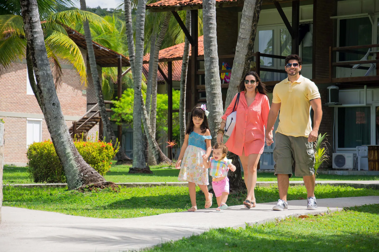 Família passeando pelos jardins do resort